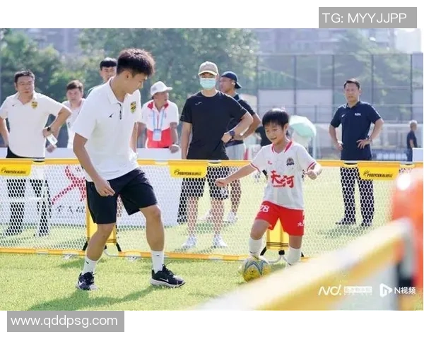 足球明星与孩子们的温馨互动视频展现梦想与希望的传承 足球明星与孩子们的温馨互动视频展现梦想与希望的传承