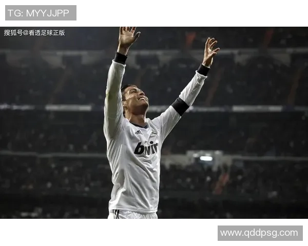 足球明星C罗在比赛中再创佳绩赢得胜利引发球迷热烈欢呼与赞誉