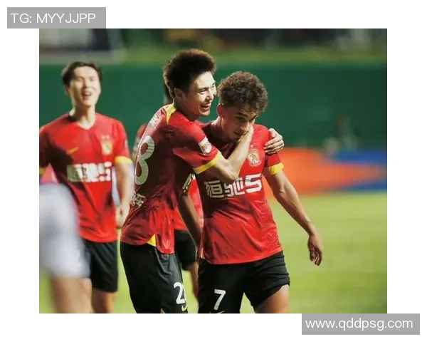 足球明星进球后浪漫求婚感动全场球迷见证爱的瞬间 足球明星进球后浪漫求婚感动全场球迷见证爱的瞬间